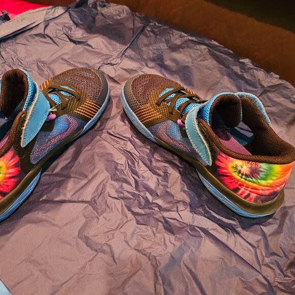 Kyrie Flytrap 2Y - Picture 2 of 4